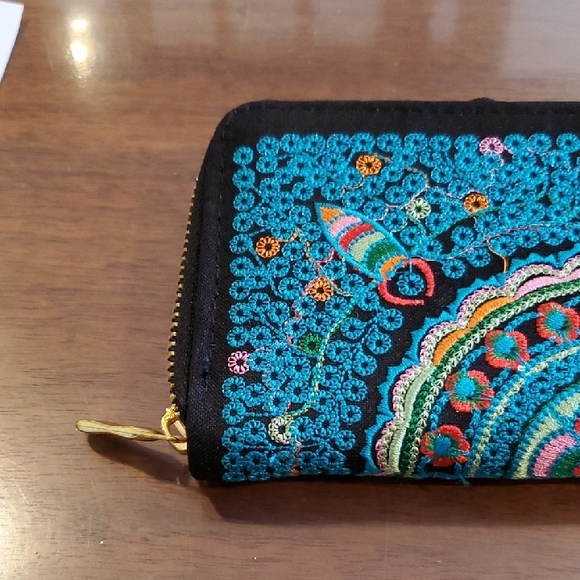 Colorful Embroidered Wallet - Picture 4 of 4